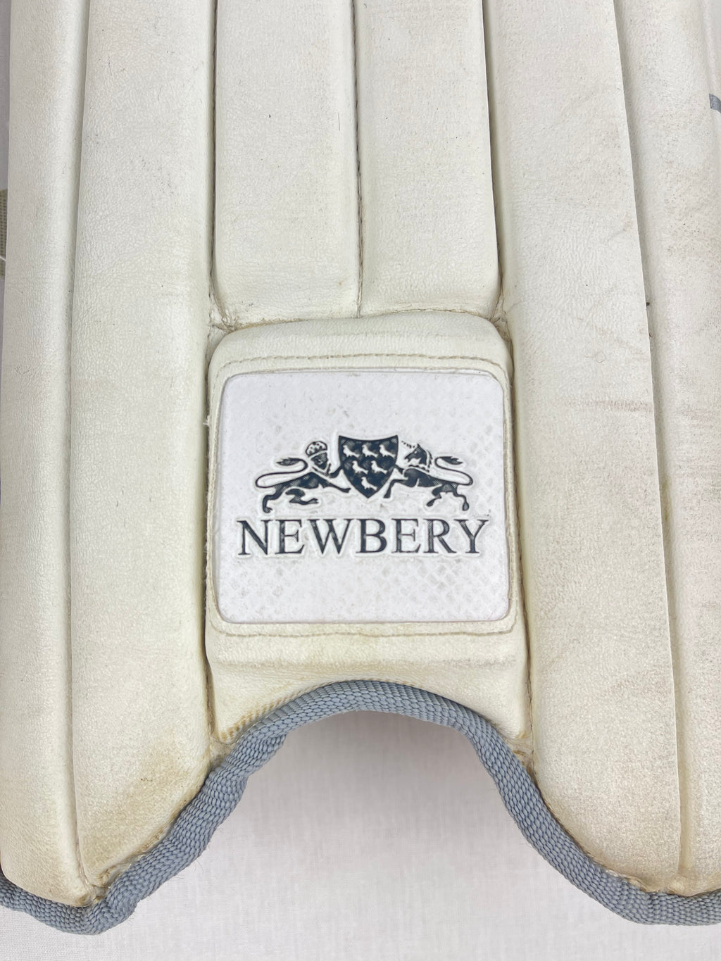 Newbery Phantom Senior Cricket Pads