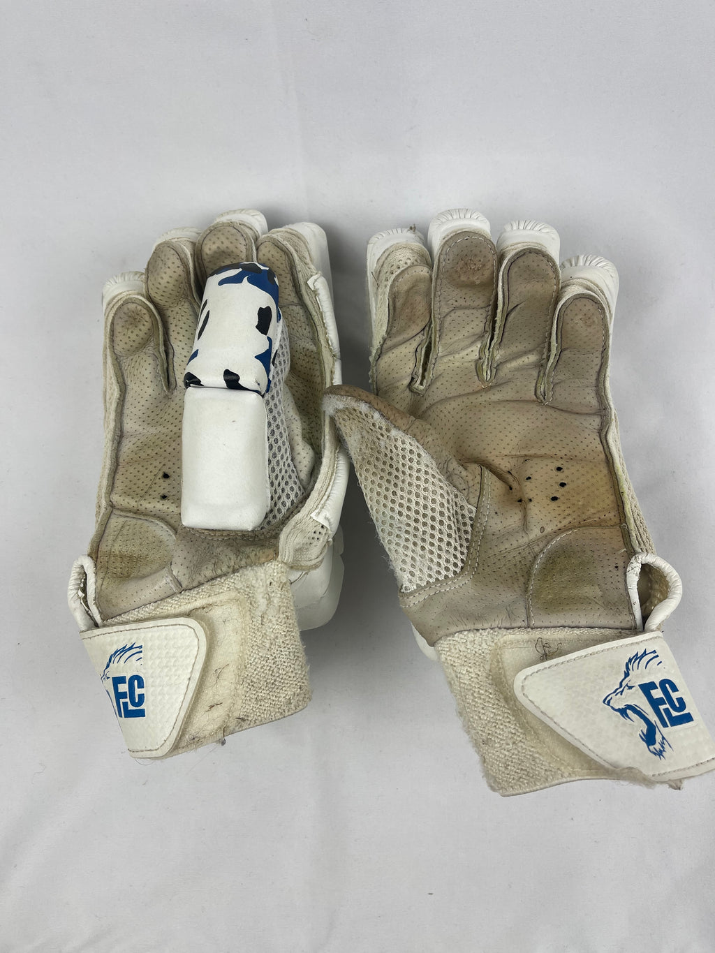 Four Lions Adult Cricket Gloves