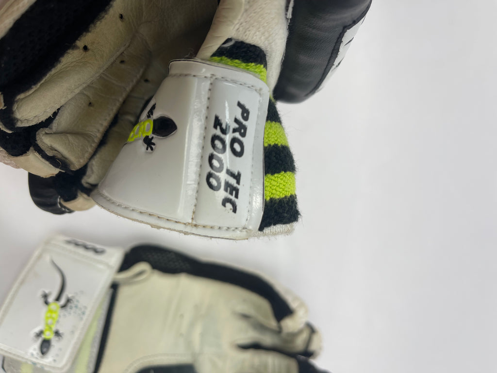 Gecko Youth Pro Tec 2000 Cricket Gloves